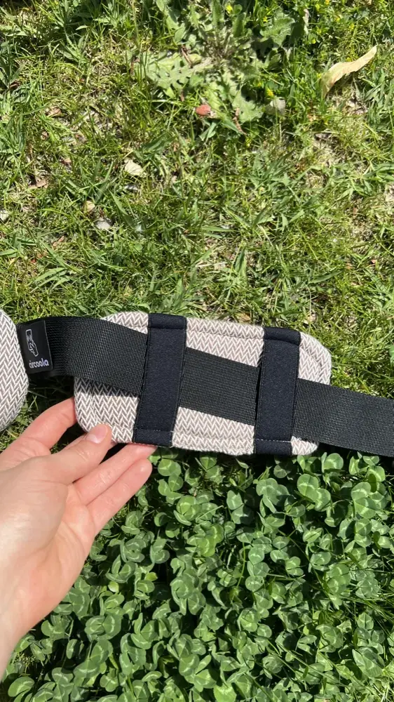 A LennyLamb LennyUpgrade PRO derékpántjának szélesség-beállítása a beépített segédlet alapján, a baba ruhaméretéhez igazítva