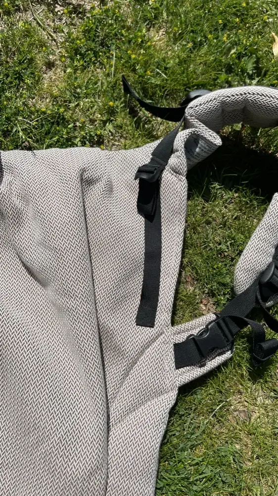 A LennyLamb LennyUpgrade PRO hátrészének magasság-beállítása a hevederekkel, ahogy a baba nő