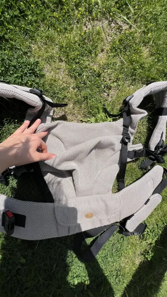 A LennyLamb LennyUpgrade PRO háttámlája és pocakpárnája, ami kényelmes beállítást biztosít, amikor háton hordozod a babát