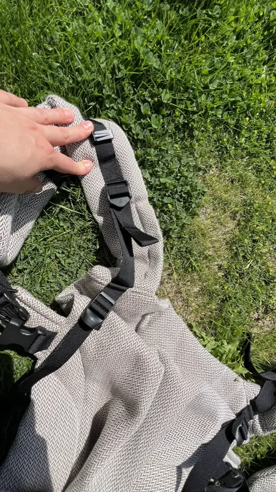 A LennyLamb LennyUpgrade PRO vállpántjának csatja egyszerűen megszorítható, így a beállítás elöl- és háthordozáshoz is igazítható a babával